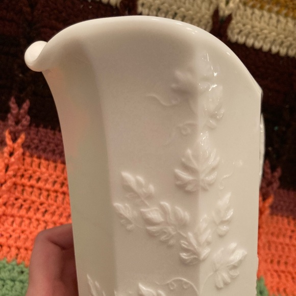 Vintage Westmorland Milk Glass Embossed Grape Pattern Pitcher - Picture 10 of 15